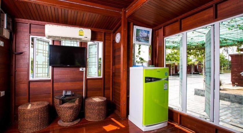 Prew Lom Chom Nam Resort Ban Phan Sadet Nok Buitenkant foto