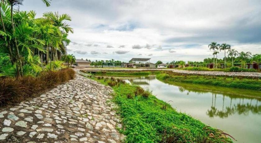 Prew Lom Chom Nam Resort Ban Phan Sadet Nok Buitenkant foto